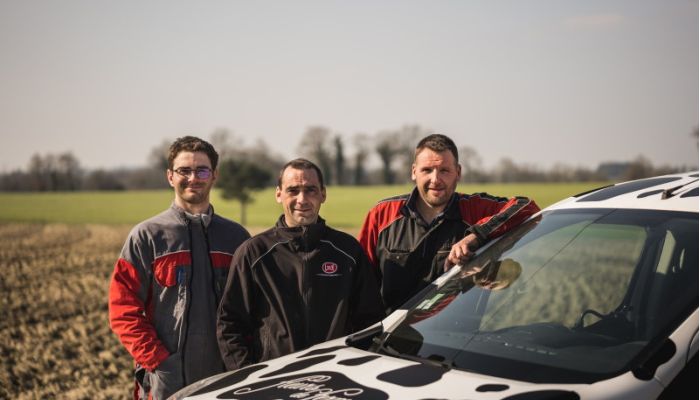 3 agriculteurs de l'entreprise Fleurs de Ferme